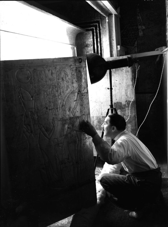 Howard Carter in the burial chamber of Tutankhamun’s tomb, January 1924. Photograph by Harry Burton, © The Griffith Institute/University of Oxford, Burton Neg. p0626.